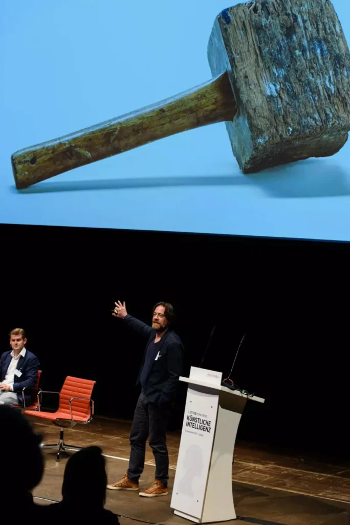 Philipp Schäfer auf einer Konferenzbühne während eines Vortrags.